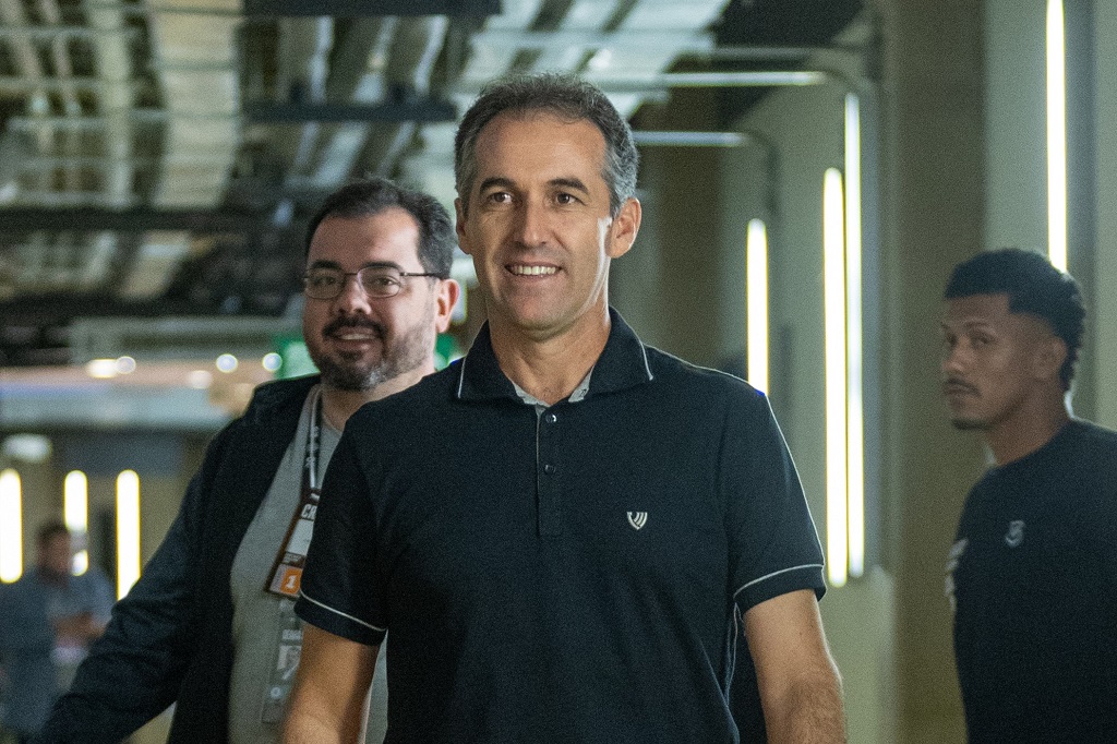 Condé destaca força do elenco alvinegro para resultado positivo diante do Cruzeiro e enfatiza: “Vitória gigantesca”