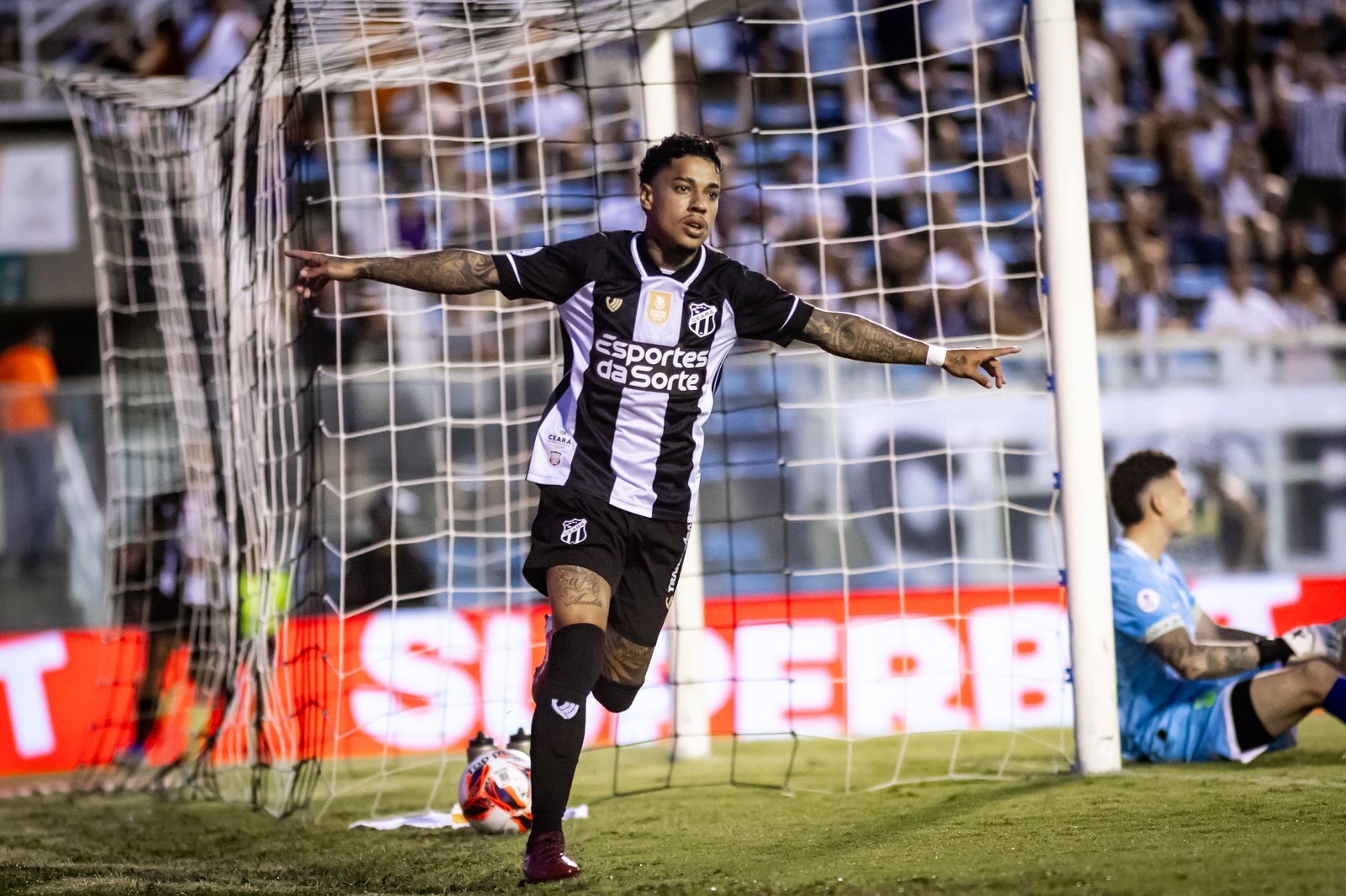 Matheusinho dedica gol a Vina e celebra primeiro tento pelo Ceará: “Que venham mais”