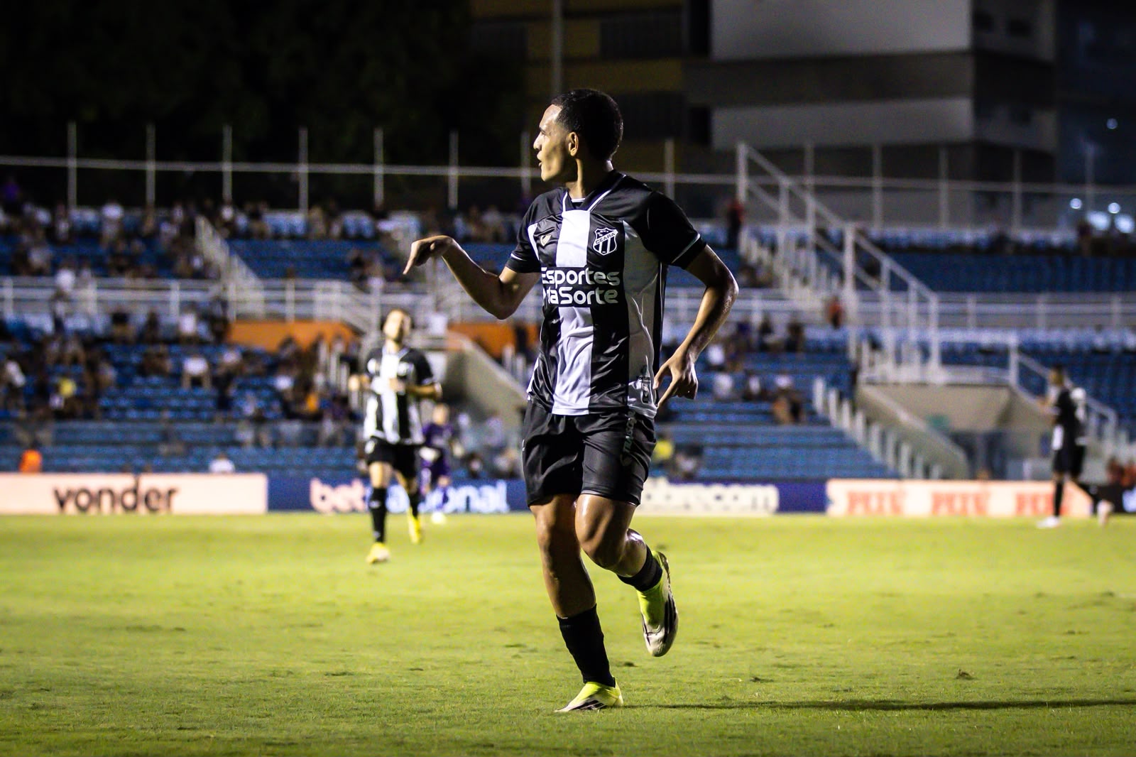 Camp. Brasileiro: Com gols de Melk e Júlio César, Ceará vence o Avaí por 2 a 1 no PV