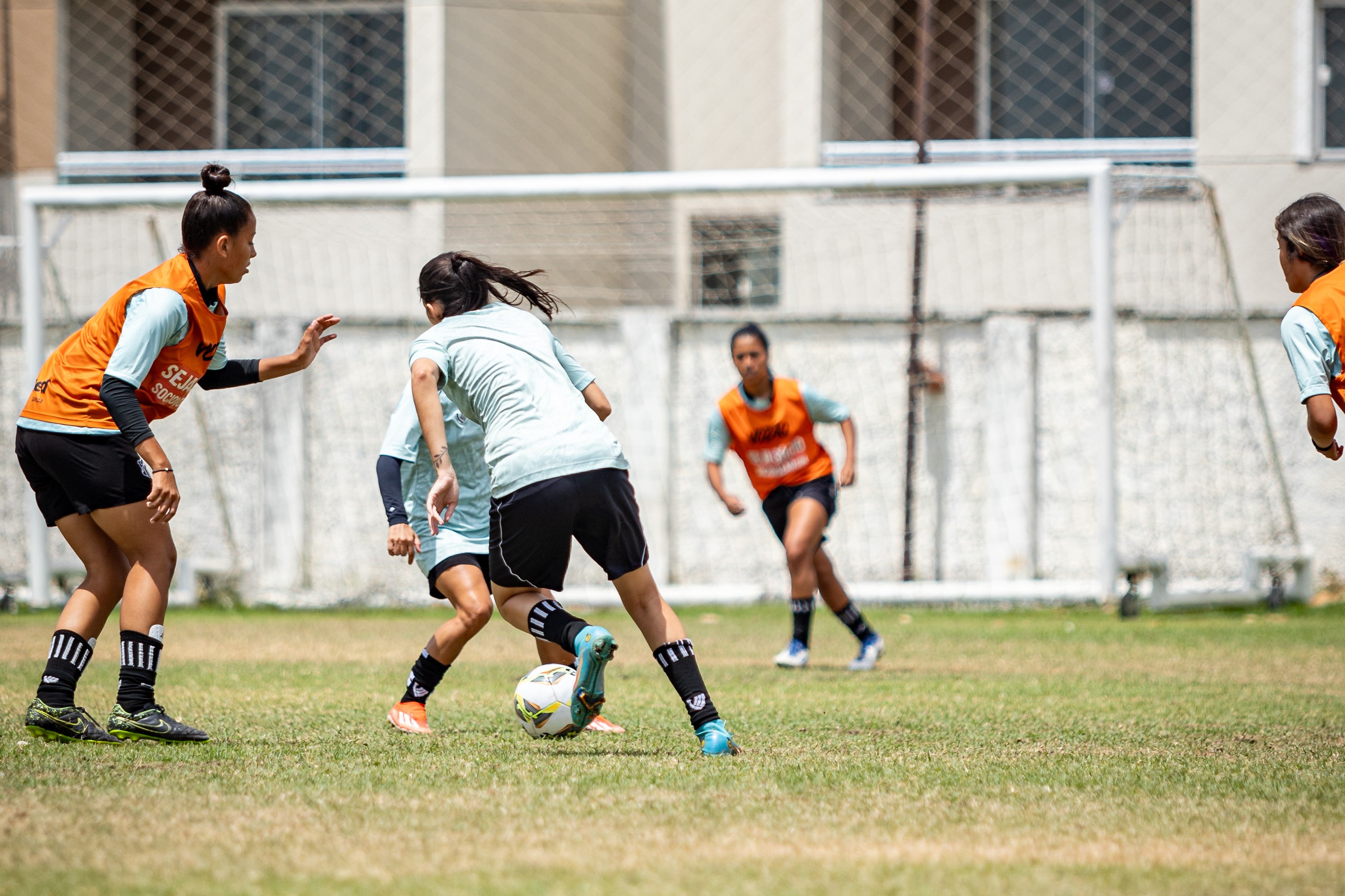 Fut. Feminino: Em reapresentação visando Clássico-Rainha, elenco alvinegro realiza jogo-treino com a base