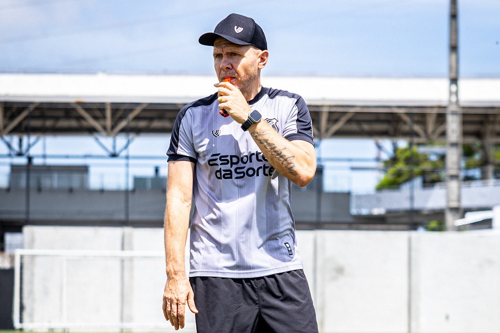 No penúltimo dia de preparação para duelo com o Floresta, Mozart comanda treino tático em Porangabuçu