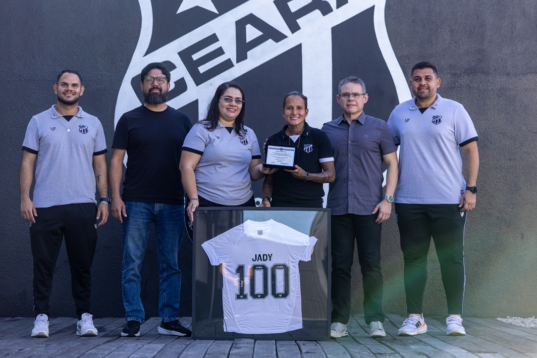 Fut. Feminino: Jady recebe placa e camisa em alusão à marca de 100 jogos pelo Ceará