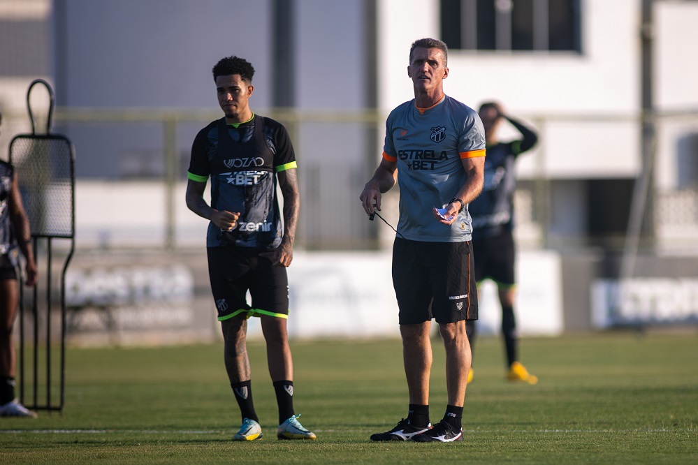 Em Porangabuçu, Vagner Mancini orienta atividade tática