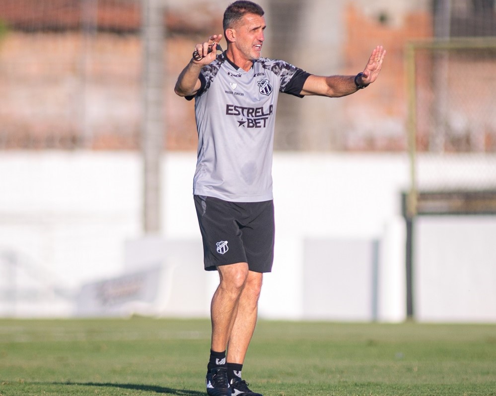 Vagner Mancini orienta treino apronto e fecha preparação para estreia na temporada