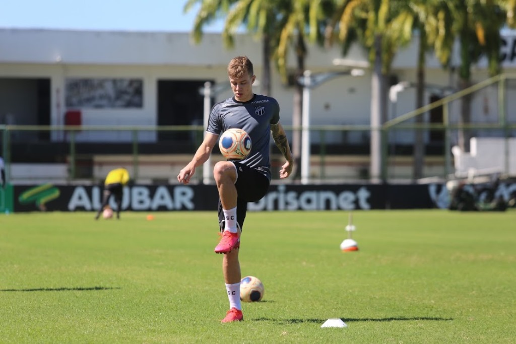 Charles comenta primeiros contatos com o treinador Guto Ferreira e projeta próximos dias de treinamentos em CAP