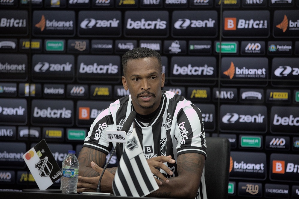 Em coletiva de imprensa, Jô é apresentado oficialmente e veste a camisa do Vozão