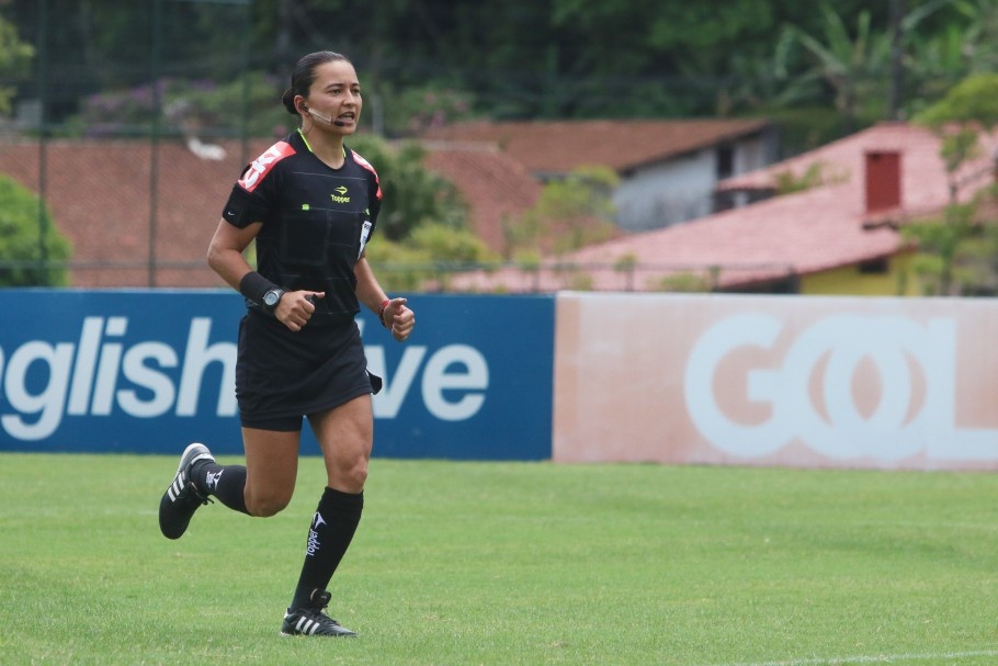 Edina Alves Batista apita Cuiabá x Ceará