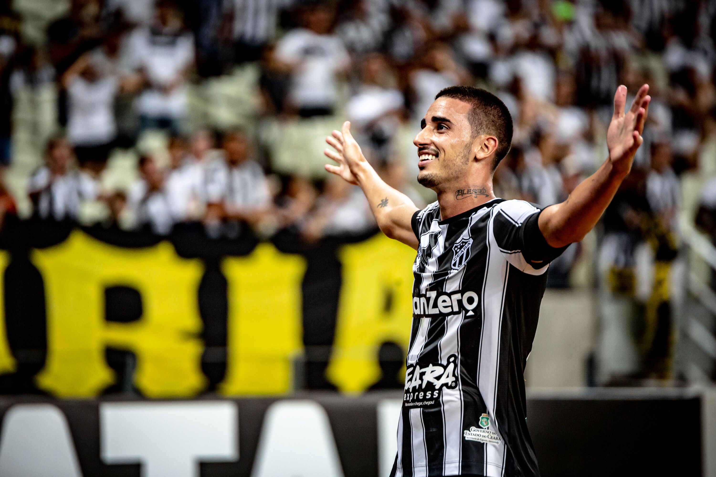 Em atuação inspirada, Ceará goleia a Chapecoense na Arena Vozão
