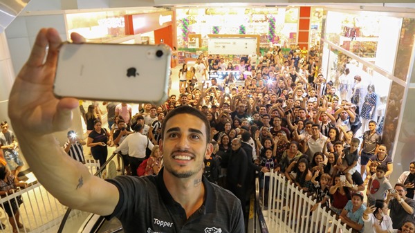 Thiago Galhardo visita stand do Vozão e torcida alvinegra lota o Shopping Parangaba 