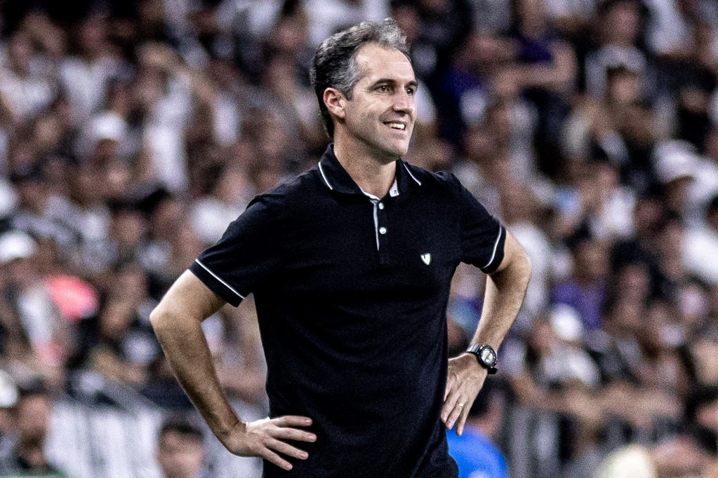 Em empate com o Santos, Léo Condé reforça a importância de ponto conquistado fora de casa: “Um passo de cada vez”