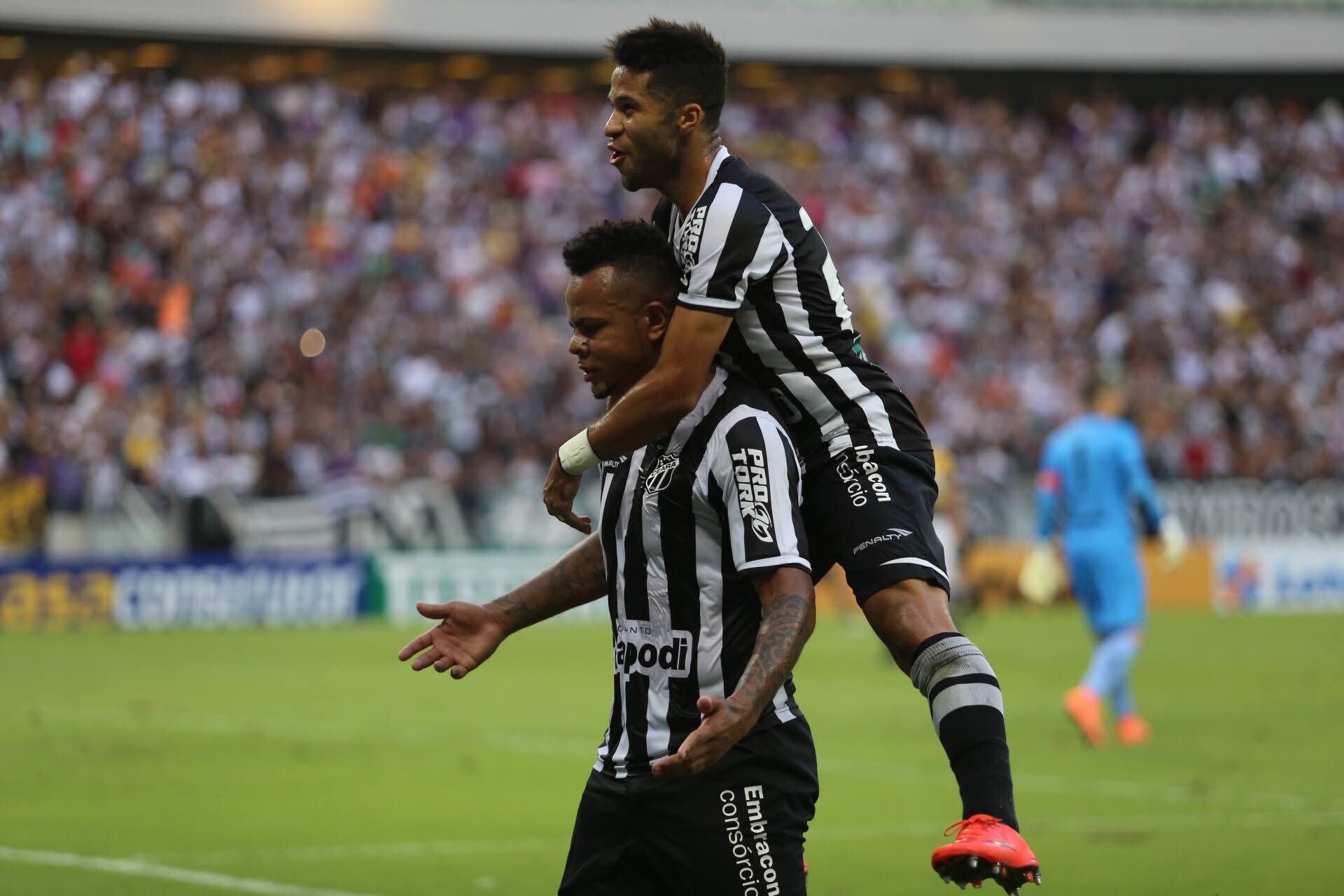 Vozão vence Criciúma e segue firme no G4