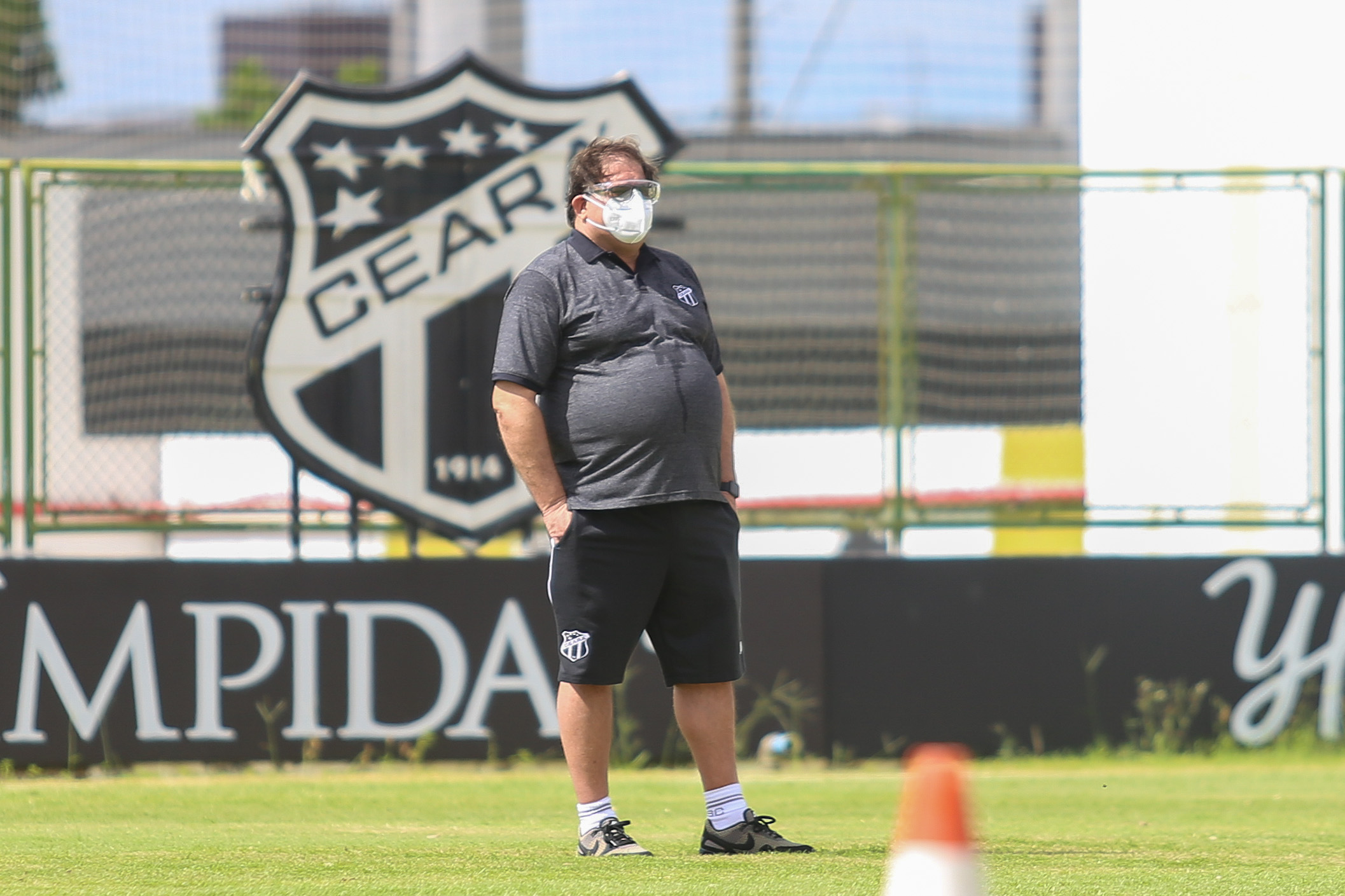 Com novos grupos de atletas, Guto Ferreira acompanha primeiro treino em Porangabuçu