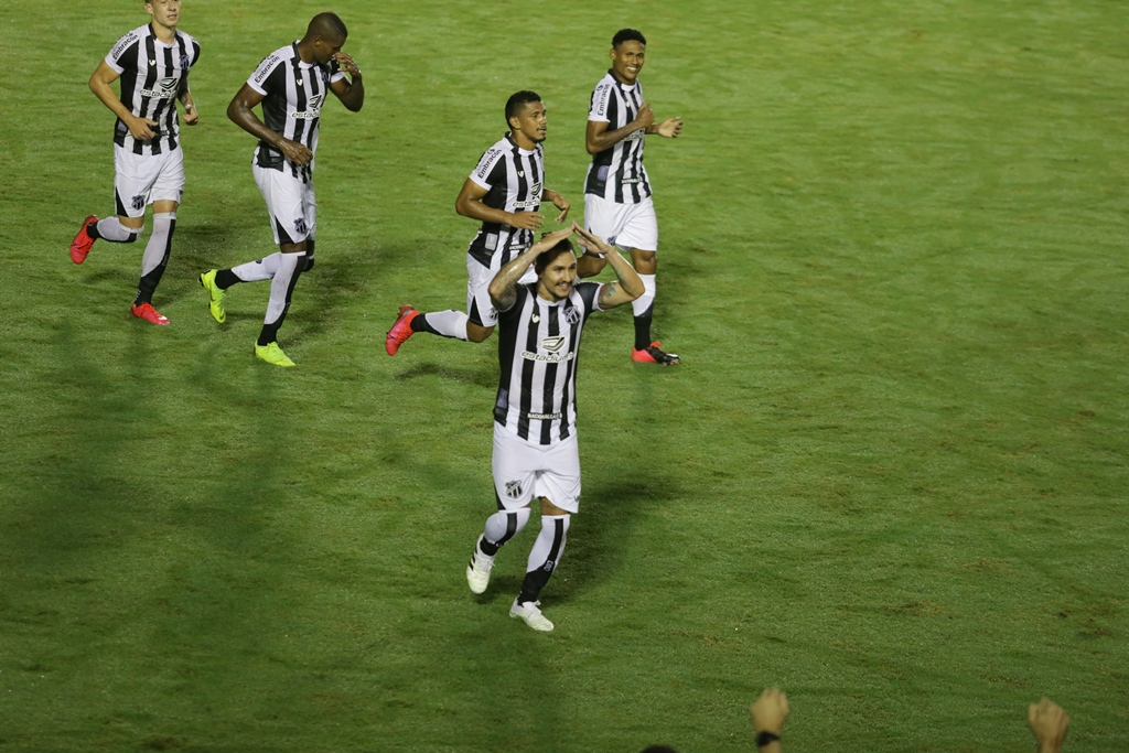 Copa do Nordeste: Jogando no Barradão, Vina e Bergson marcam, Ceará vence o CRB e se garante no mata mata