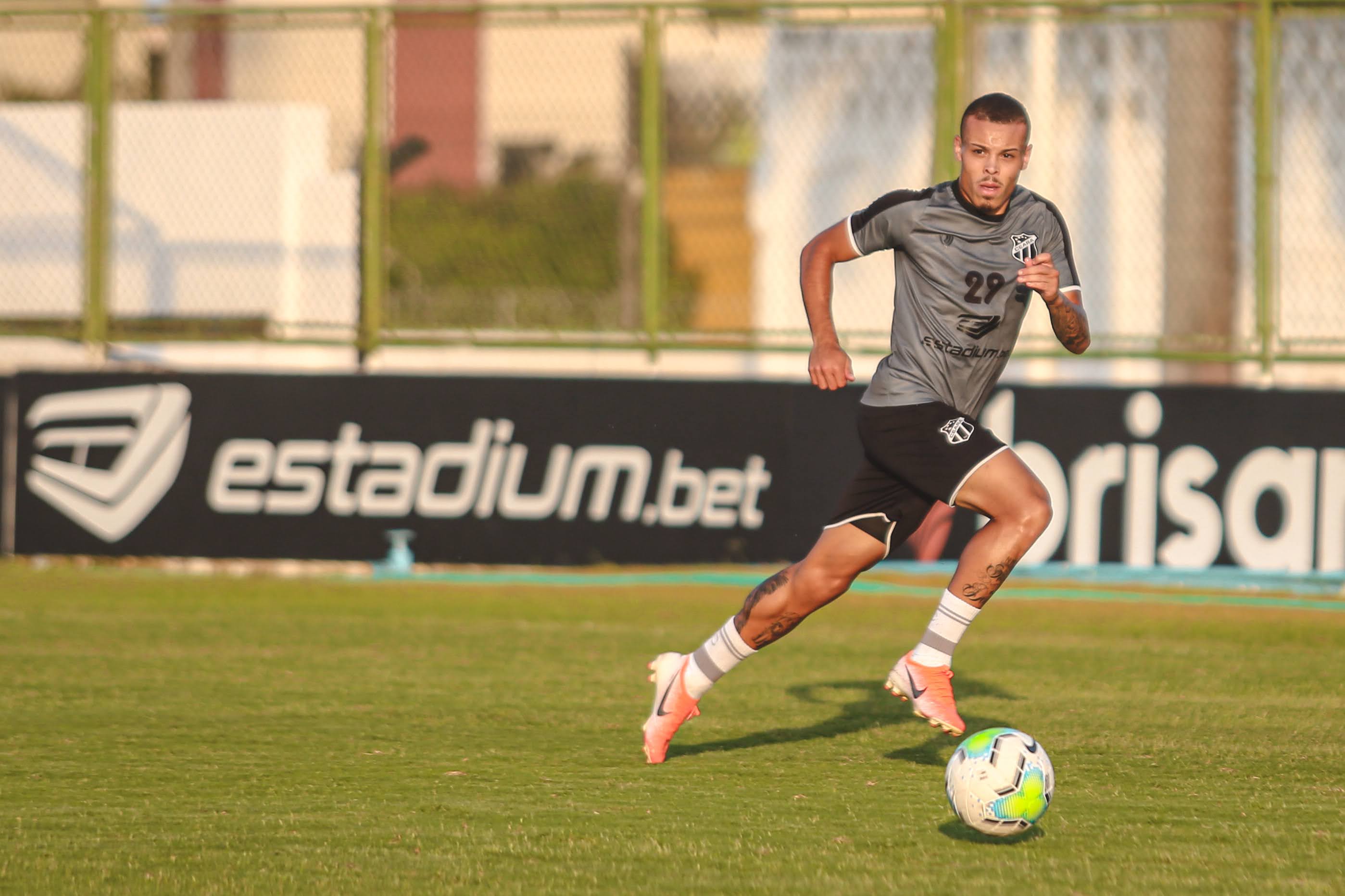 Horas antes de embarcar rumo a São Paulo, elenco se reapresenta, no CT de Porangabuçu