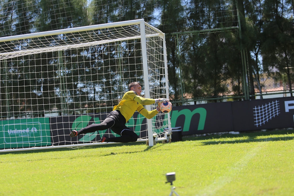 Em coletiva guiada, Fernando Prass comenta sobre volta aos jogos e sua parte física em meio aos treinamentos