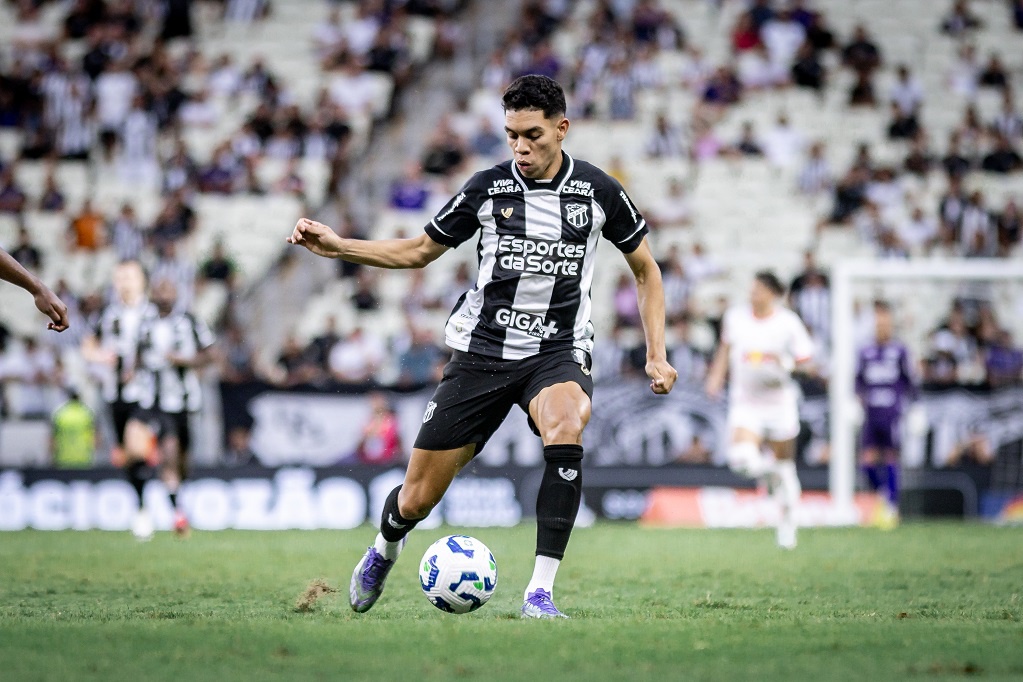 Paulo Baya estreia pelo Ceará e enaltece Nação Alvinegra: "Essa torcida é diferente"