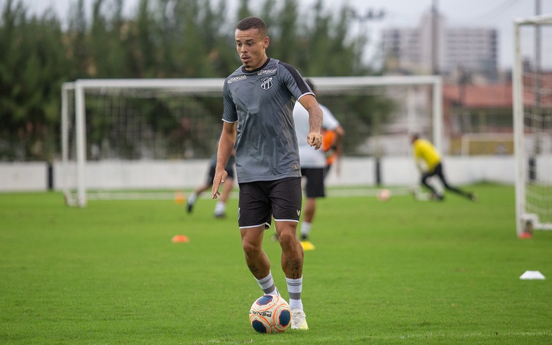 Lateral-esquerdo Kelvyn comenta sobre sua estreia no futebol profissional e as conquistas com a base alvinegra