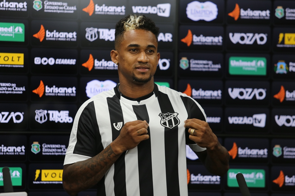 Lateral-direito Eduardo é apresentado oficialmente no CT de Porangabuçu