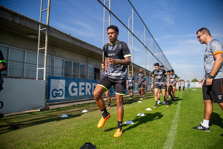 Na véspera de confronto com o Juventude, elenco realiza treino apronto e embarca para Caxias do Sul