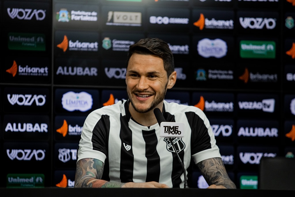 Zagueiro Tiago Pagnussat é apresentado oficialmente na Sala de Imprensa do Vozão