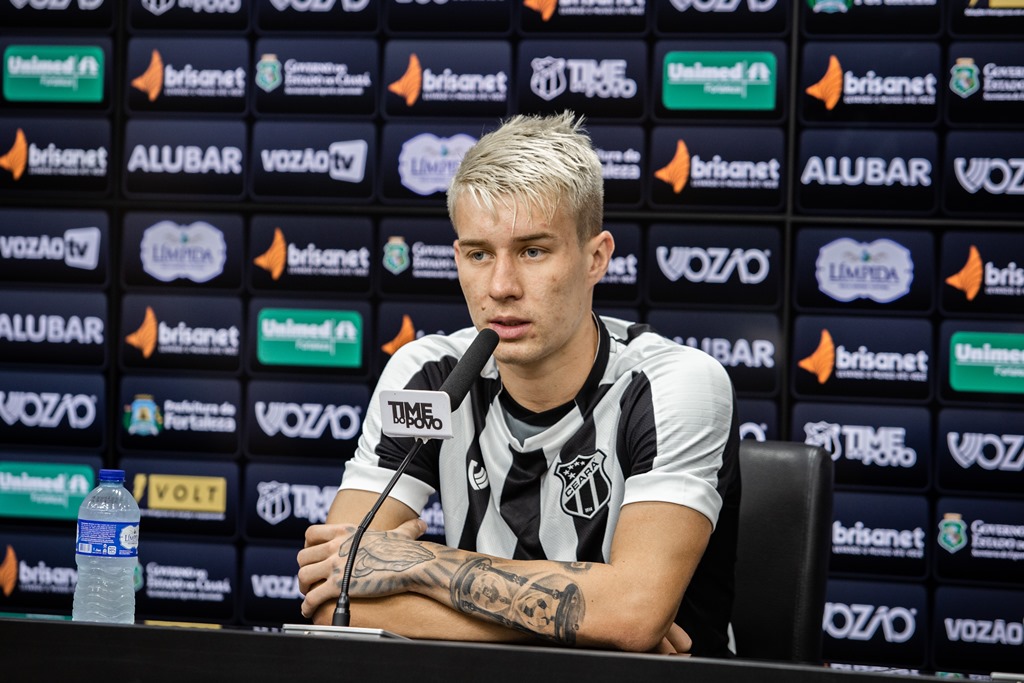 “Estou muito feliz por estar aqui”, diz volante Charles em apresentação oficial