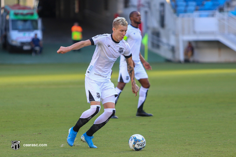 Em live no instagram, volante Charles fala sobre período de quarentena e temporada 2020