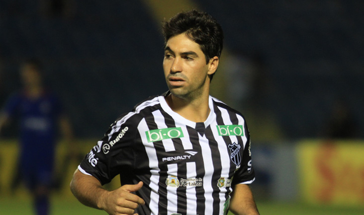 Lateral-direito Marcos comenta bom momento, mas pede foco