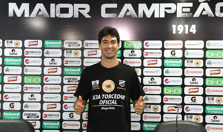 Lateral Marcos foi apresentado à imprensa: “Vou ajudar muito”