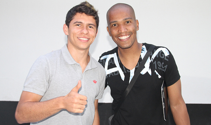 Para reencontrar amigos, atacante Osvaldo visitou a sede do clube