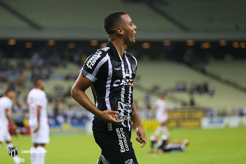 Decisivo, atacante Arthur comemora boa fase e artilharia na temporada