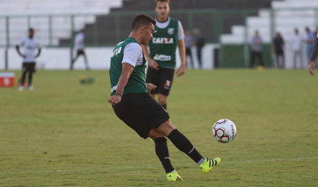 Grupo alvinegro participa de treino de força e técnico-tático no campo do Vovozão