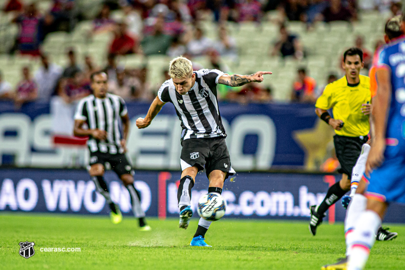 Charles se destaca por unir intensidade e qualidade técnica e cai nas graças da Nação Alvinegra