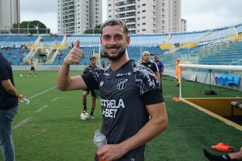 Depois do primeiro contato com a torcida do Mais Querido, Facundo Castro elogia a Nação Alvinegra: “A torcida é incrível”