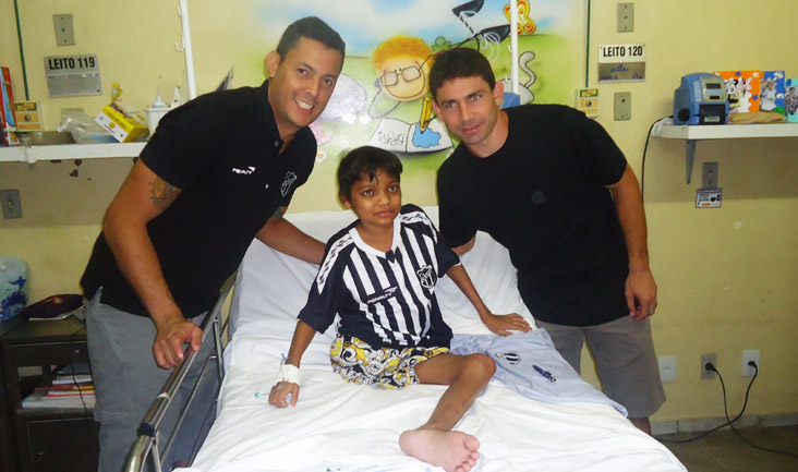 Submetido a transplante de fígado, jovem torcedor recebe visita de jogadores do Vozão