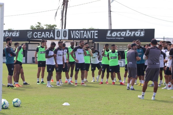 Ceará faz último treino em terras cearenses e embarca para o Rio de Janeiro 