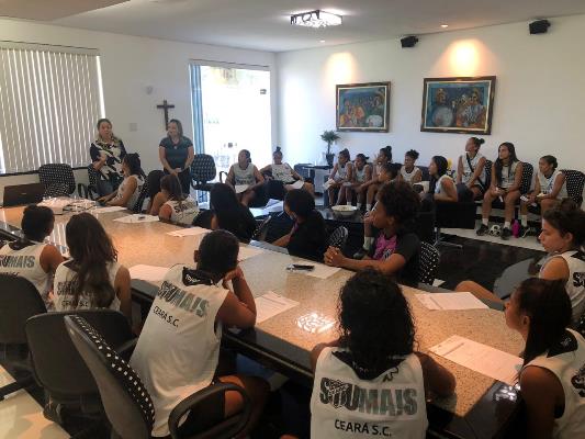 Meninas do Vovô participam de palestra sobre administração de carreira e finanças