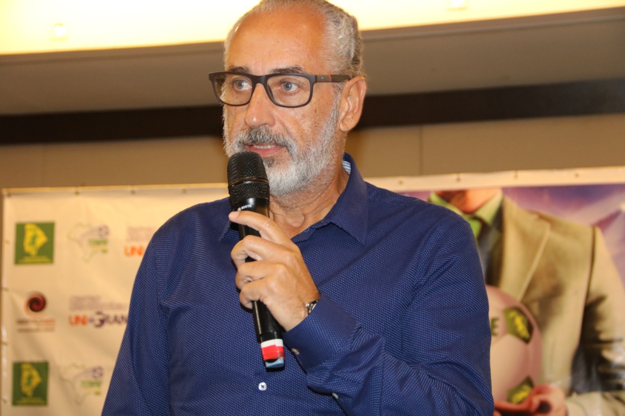 Armando Desessards palestra em evento do SAFECE