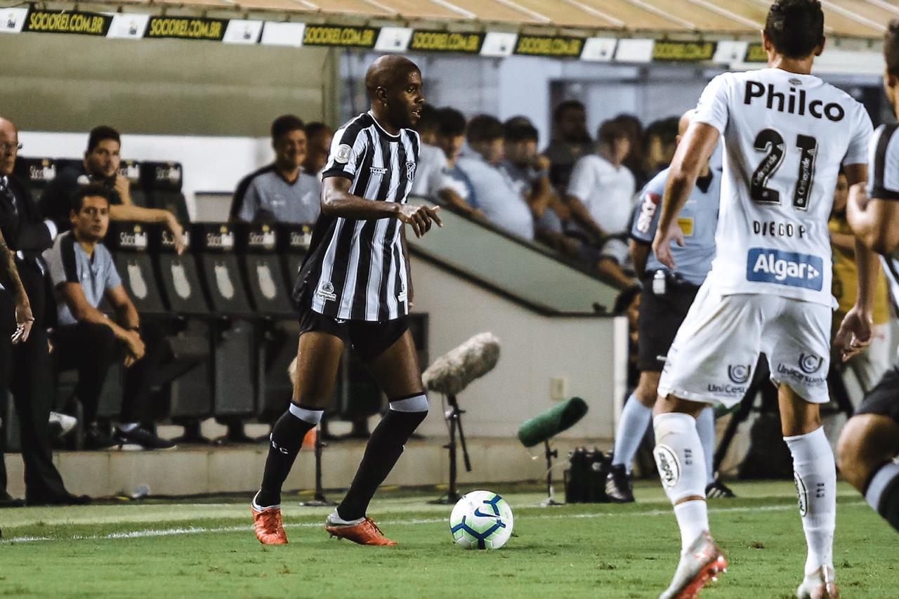 Após episódio de injúria racial em Santos, volante Fabinho se pronuncia sobre ocorrido 