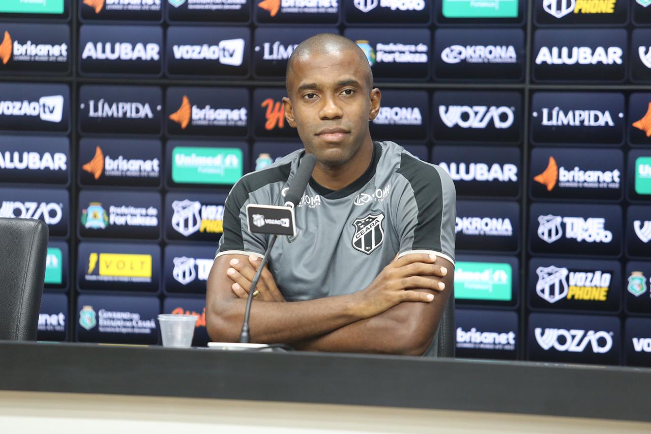 Em coletiva, Fabinho exalta importância do apoio do torcedor no próximo desafio do Vozão