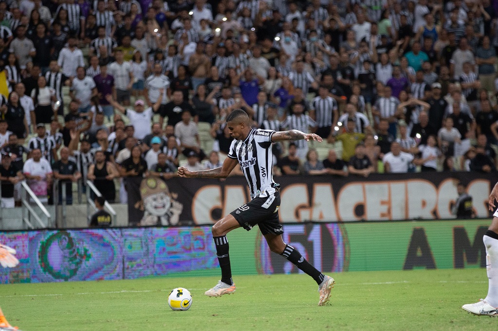Cléber elogia força do torcedor e pede apoio contra o Avaí: "São fundamentais pra gente"