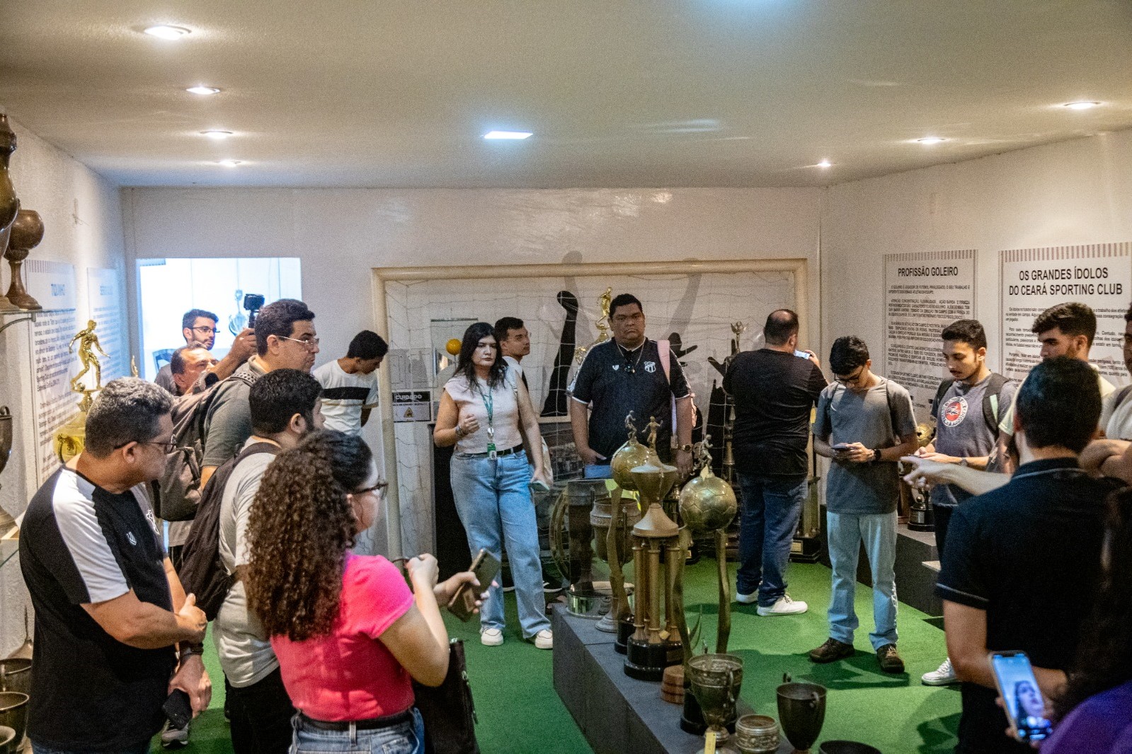 Em visita ao Centro Cultural, profissionais da imprensa conhecem acervo histórico do Ceará