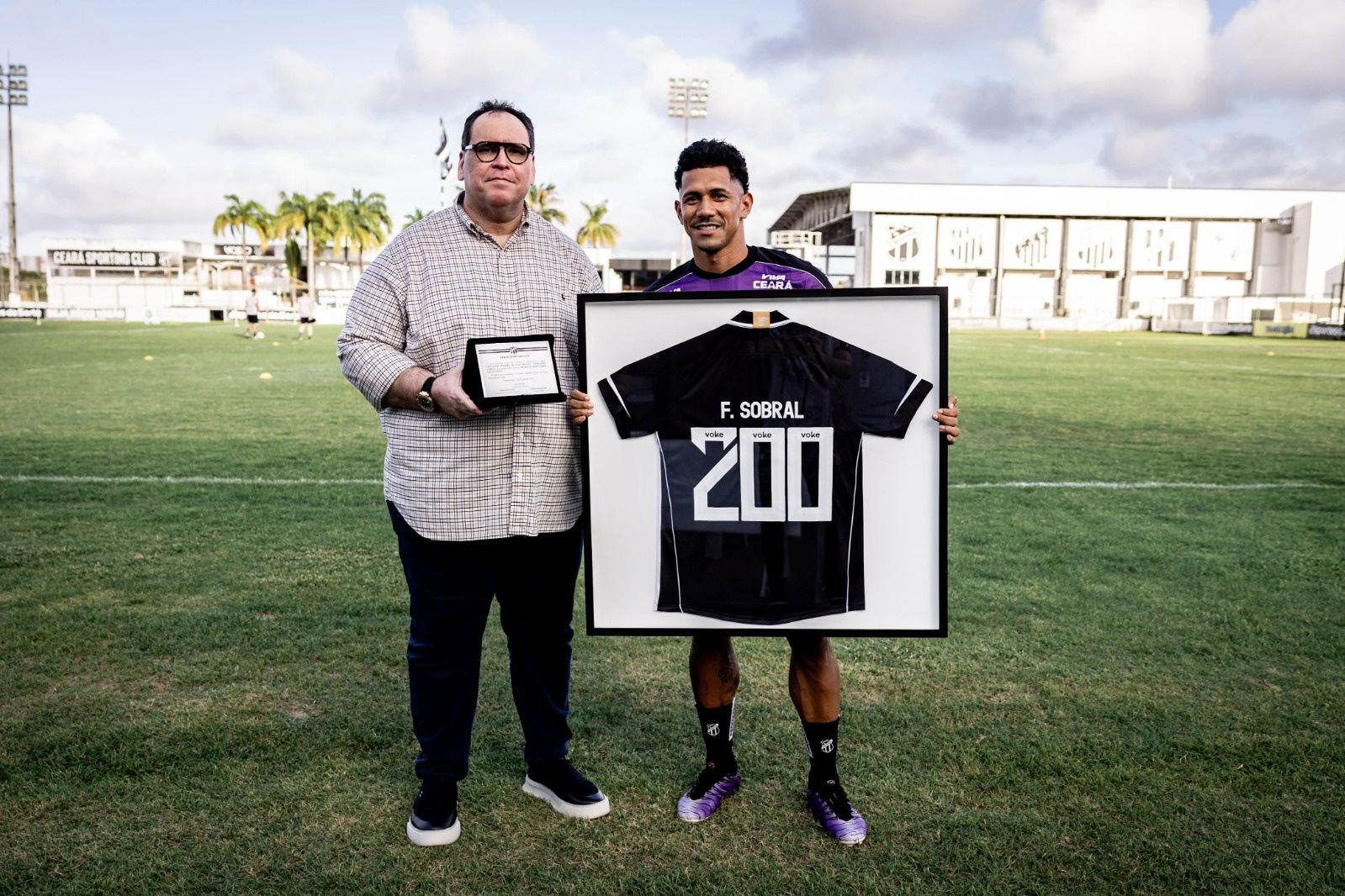 Fernando Sobral recebe camisa personalizada e placa em homenagem pelos 200 jogos pelo Ceará