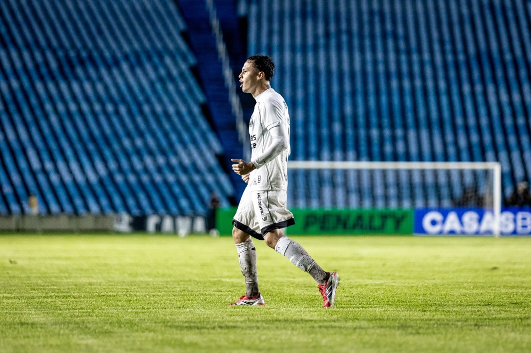 Matheus Araújo iguala Vina na artilharia do Ceará e comemora: "Feliz por ajudar a equipe"