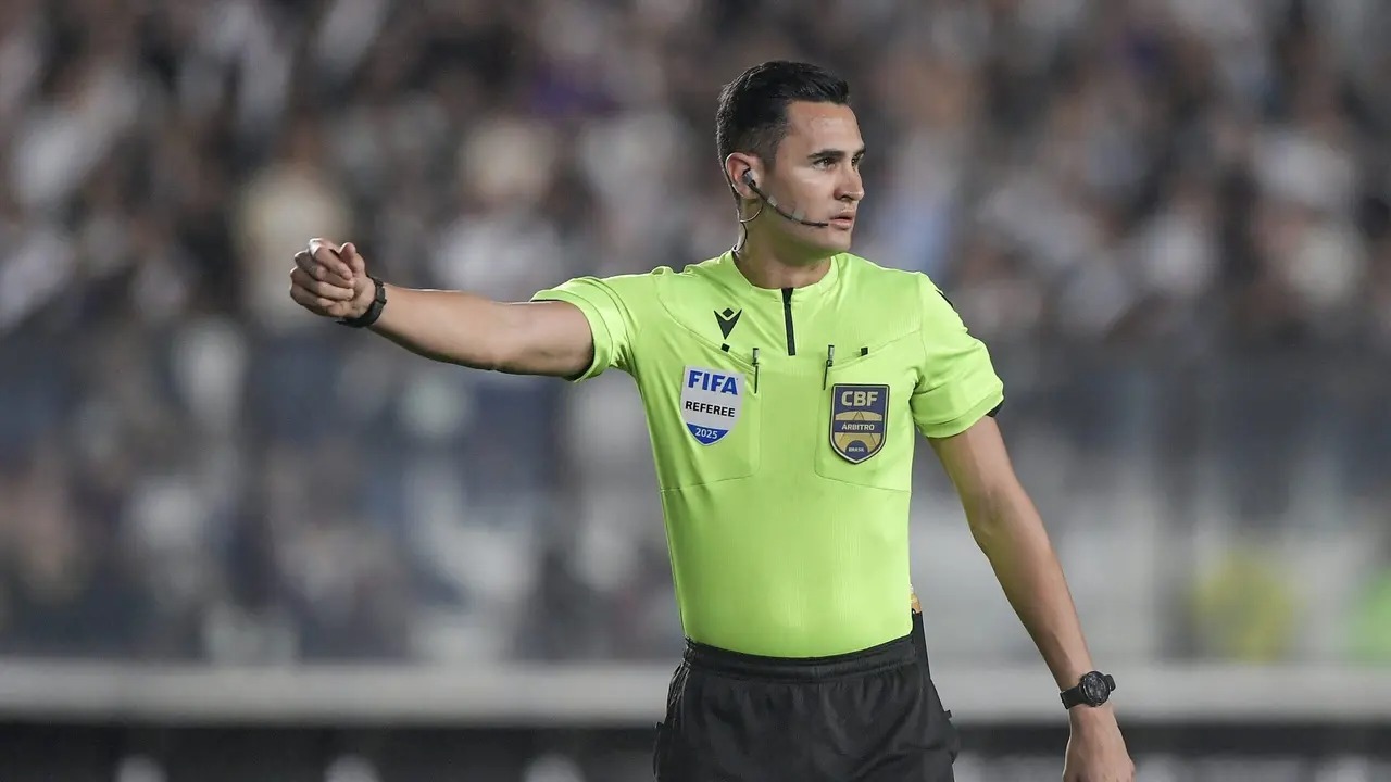 Paulista Matheus Delgado Candançan apita Ceará x Atlético-MG