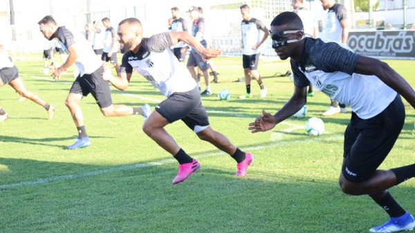 William Oliveira começa a trabalhar com proteção especial 