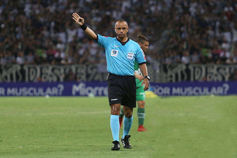 Árbitro FIFA apita a partida entre Ceará x Internacional/RS
