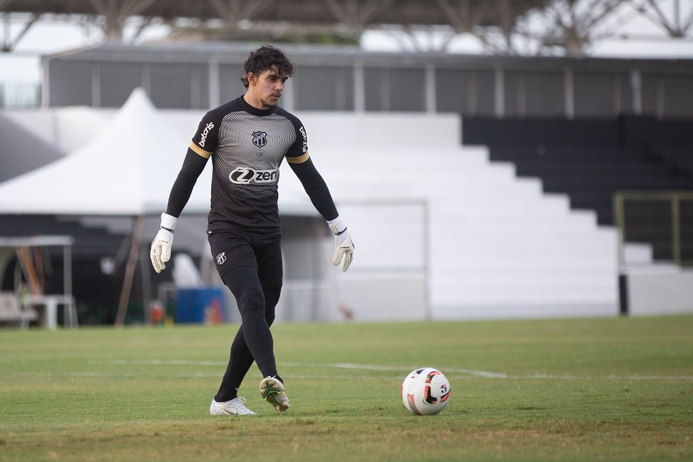 Ceará fecha mais um dia de treinos com treino coletivo