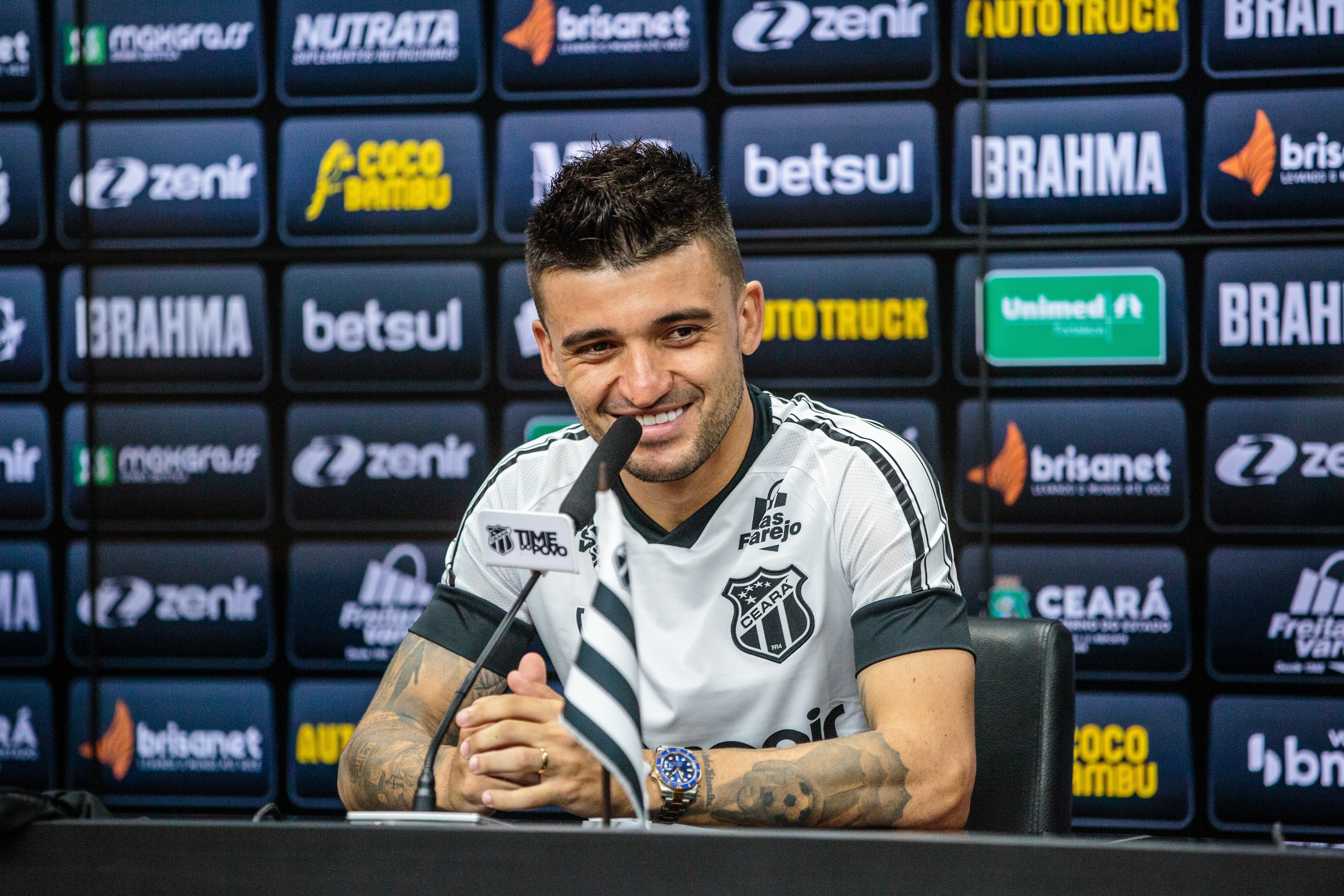 Victor Luís é apresentado no Ceará e declara: “Estou extremamente feliz e satisfeito de vestir essa camisa novamente”