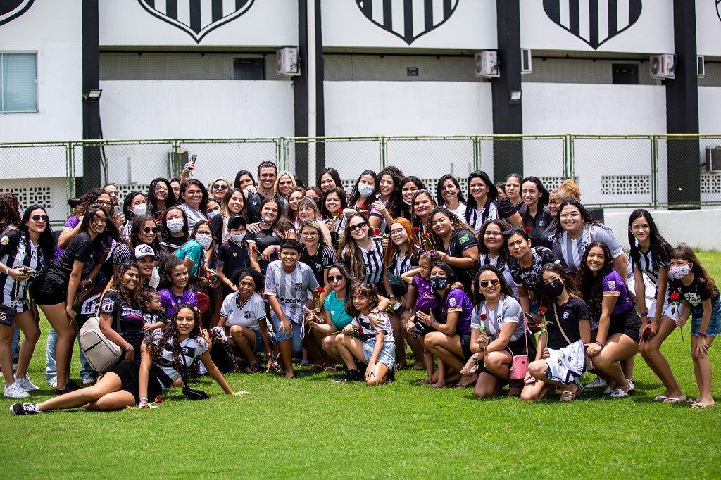 Com direito à visita de torcedoras ao fim da atividade, manhã de sábado do elenco alvinegro foi de trabalhos em campo