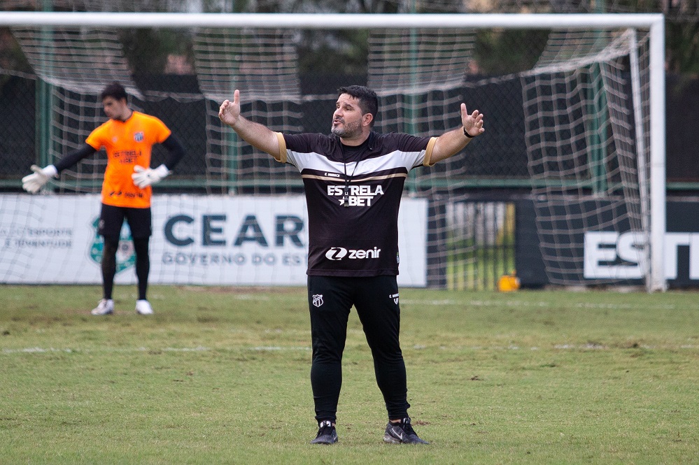 Eduardo Barroca orienta último treino antes de enfrentar a Chapecoense
